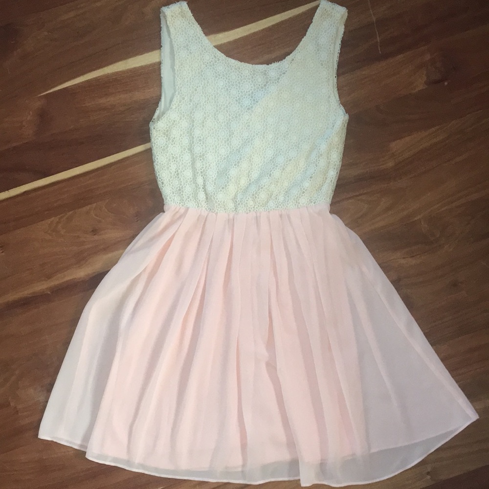Miami pretty dress with lace accents size M